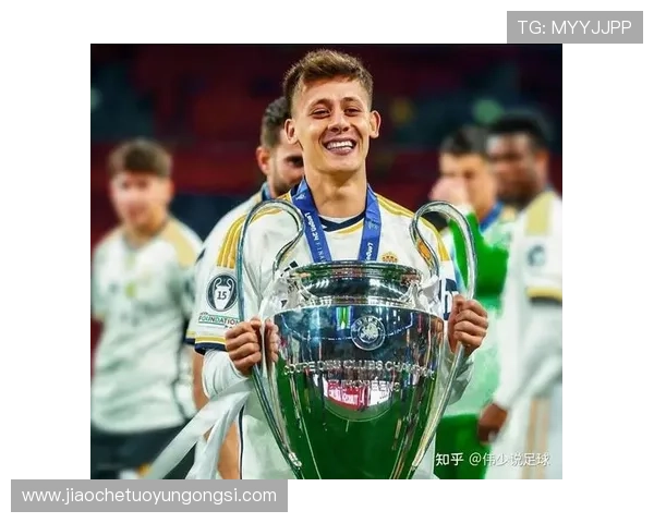 19岁足球明星崭露头角引领新时代球场风潮成就未来之星